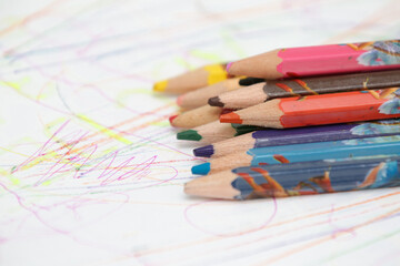 De volta a escola com lapis colorido na mesa.
