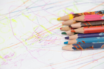 De volta a escola com lapis colorido na mesa.
