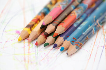 De volta a escola com lapis colorido na mesa.
