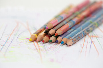 De volta a escola com lapis colorido na mesa.
