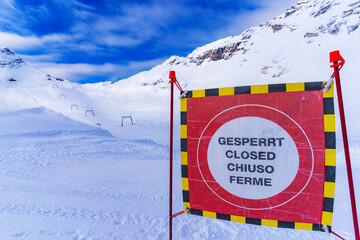 Warnhinweis auf eine gesperrte Piste in einem Skigebiet in den bayerischen Alpen im Winter