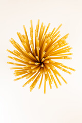 Ungekochte Maccaroni Nudeln von oben