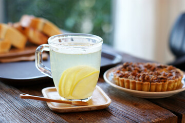 Lemon tea and nut pie are on the glass.