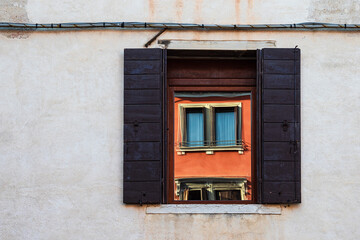 Obraz premium Spiegelung in einem Fenster in Venedig, Italien
