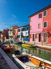 Fototapeta na wymiar Bunte Gebäude auf der Insel Burano bei Venedig, Italien