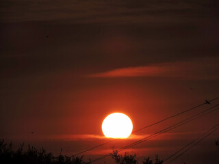 Sol rojo en pleno atardecer 