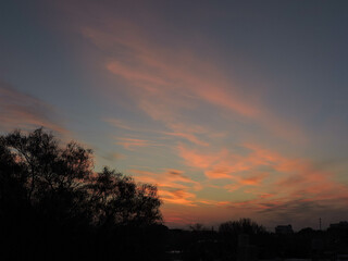 Toma de un atardecer naranja y cielo azul