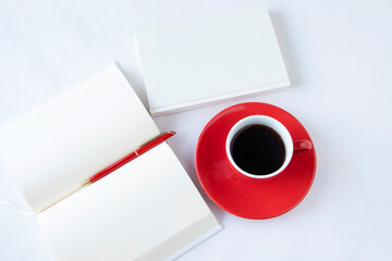 赤いカップのコーヒーと本とボールペン（白バック）	