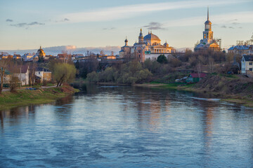 Obraz premium April evening on the Tvertsa river. Torzhok. Tver region, Russia