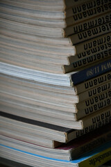 Bücherstapel alte zeitschriften seitenansicht buchrücken