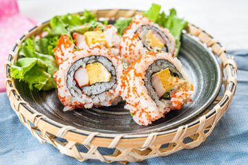 籠に盛ったサラダ巻き