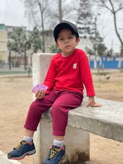 Niño descansando en el parque de su casa 