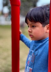 Niño solo en el parque