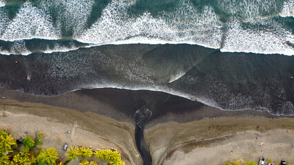 desembocadura de un pequeño Río en Playa jacó, Costa Rica. Jaco Beach, Costa Rica © Francisco