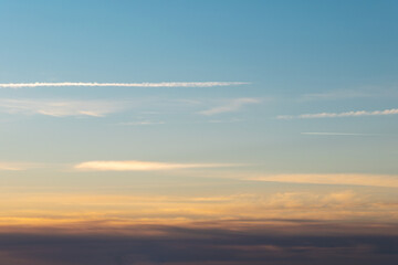 lever de soleil sur des nuages gris