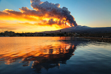 Panorama dell'Etna in eruzione;  fotografato dalla città di Riposto,  sulla costa ionica etnea, distante circa 19 km dalla cima dell'Etna - obrazy, fototapety, plakaty