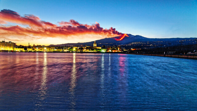 Panorama dell'Etna in eruzione;  fotografato dalla citt&agrave; di Riposto,  sulla costa ionica etnea, distante circa 19 km dalla cima dell'Etna