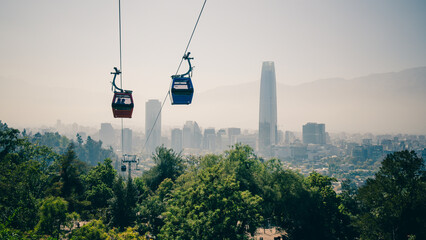 Die Gondeln der Seilbahn Teleferico in Santiago de Chile am San Cristóbal Berg verschwinden im...