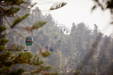 Die Gondeln der Seilbahn Teleferico in Santiago de Chile am San Cristóbal Berg verschwinden im...