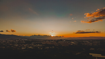 Avión sobrevolando la ciudad al atardecer