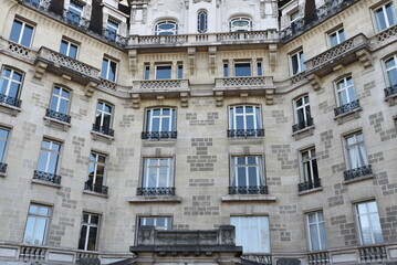 Fototapeta na wymiar Immeuble à façade concave à Paris. France