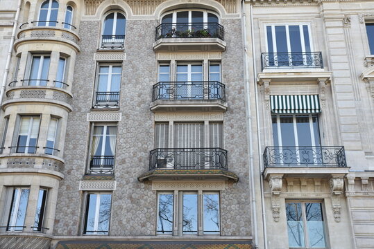 Fa&ccedil;ade cossue &agrave; Paris. France