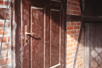 Licht scheint auf ein alte, verschlossenen Tür in einem Fachwerk-Schuppen