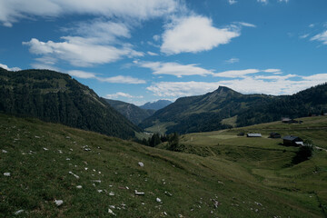 Fototapeta na wymiar Österreichische Alpen Landschaft Sommer Wanderweg