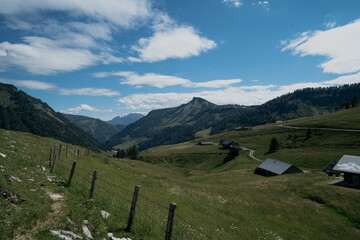Fototapeta na wymiar Gebirgspanorama Sommer Berge Alpen Wiese