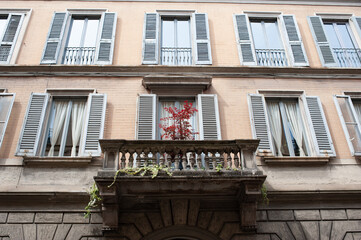 Fototapeta na wymiar Traditional Italian windows with rustic wooden shutters
