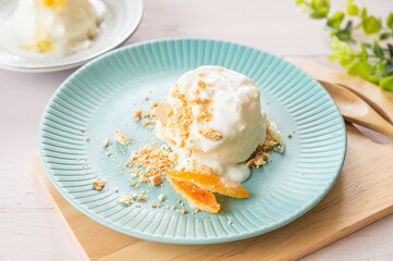 オレンジピールを添えたレアチーズケーキ