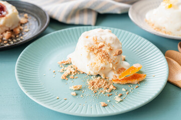 オレンジピールを添えたレアチーズケーキ