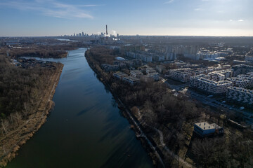 Kanał królewski, Żerań widziany z góry, w tle panorama Warszawy, nowe osiedla mieszkaniowe i elektrociepłownia   - obrazy, fototapety, plakaty