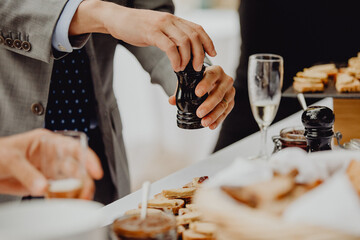 Poivrer les toasts de foie gras