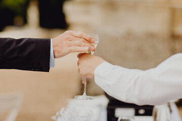 Obraz premium Offrir une coupe de champagne