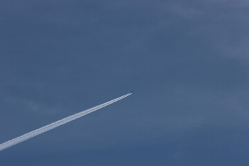 Avion dans le ciel au dessus de la pointe du siège