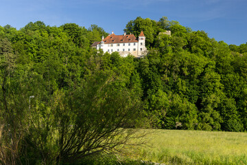 Schloss Klingenstein über Herrlingen im Tal der Blau