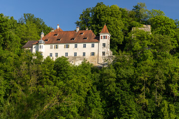 Fototapeta na wymiar Schloss Klingenstein über Herrlingen im Tal der Blau