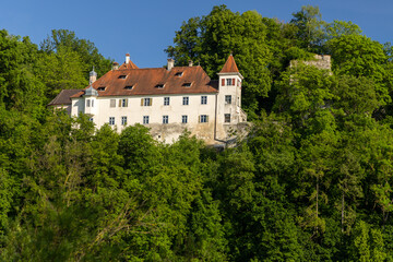 Fototapeta premium Schloss Klingenstein über Herrlingen im Tal der Blau