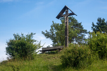 Feldkreuz aus Holz mit Bank am Schmiechener See bei Schelklingen