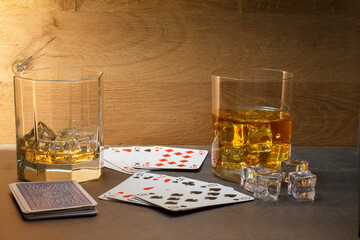 Spielrunde Freunde Spielen trinken Poker  Whisky Freisteller