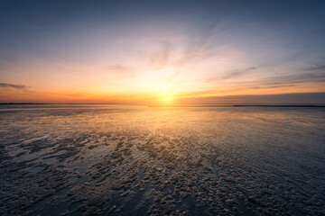 Traumhafter Sonnenuntergang an der deutschen Nordseeküste.