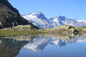 Fototapeta na wymiar Goleon lake in the french Alps with view on La Meije mountain 