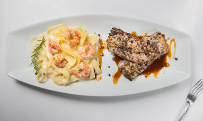 Swrimp fetuccinis and fish with pepper.