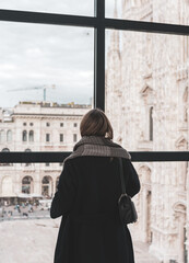 Fototapeta na wymiar woman in front of Duomo