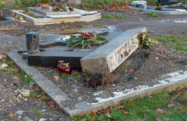 Friedhof Bad Neuenahr-Ahrweiler mit zerstörten Gräbern, 7 Monate nach der Flut-Katastrophe