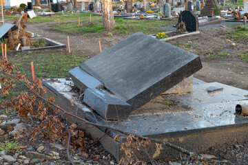 Friedhof Bad Neuenahr-Ahrweiler mit zerstörten Gräbern, 7 Monate nach der Flut-Katastrophe