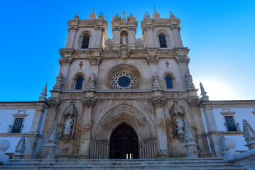 Fototapeta na wymiar Barockfassade des Klosters von Alcobaça - Portugal