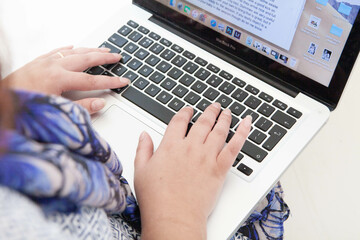 Lady typing on laptop - obrazy, fototapety, plakaty