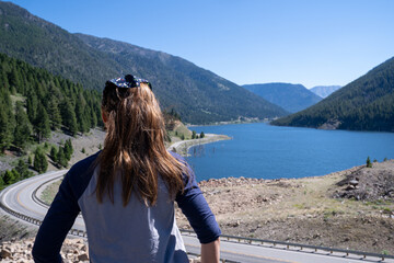 Naklejka premium Woman tourist enjoys the view at Earthquake Lake in Montana